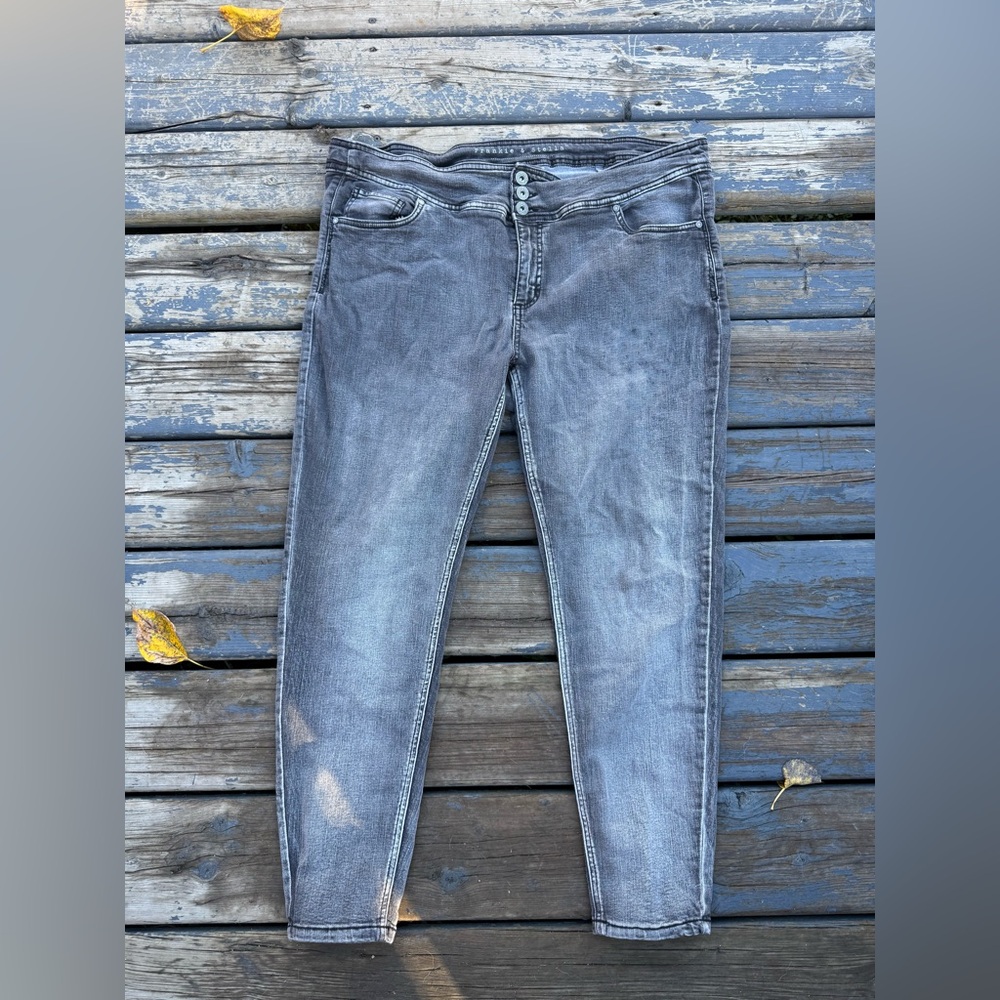 Chic Gray Ankle Jeans for Women